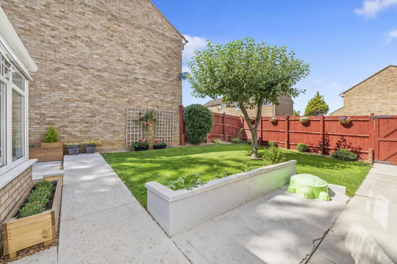 Bright, Airy & Beautifully Decorated 3 Bedroom *
