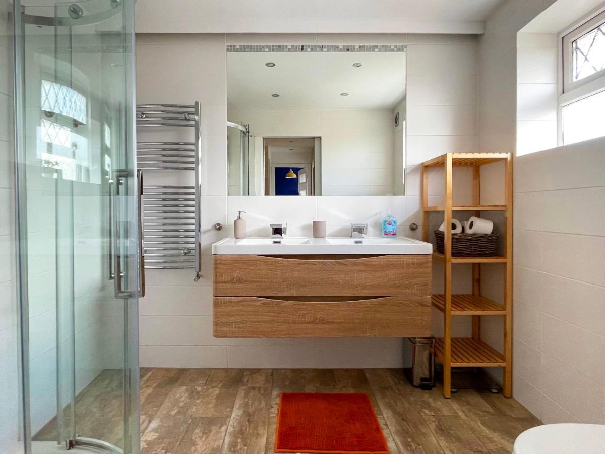 Bright, Airy & Beautifully Decorated 3 Bedroom Holiday home *