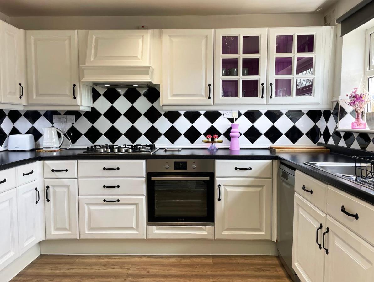 Bright, Airy & Beautifully Decorated 3 Bedroom *